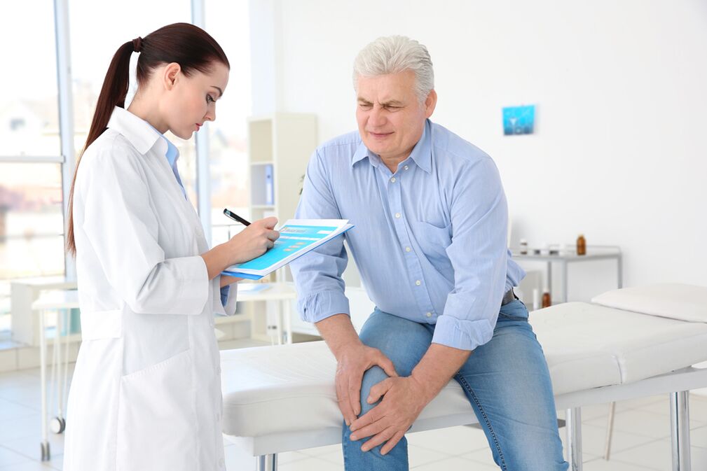A doctor prescribes treatment for a patient with osteoarthritis of the knee joint.